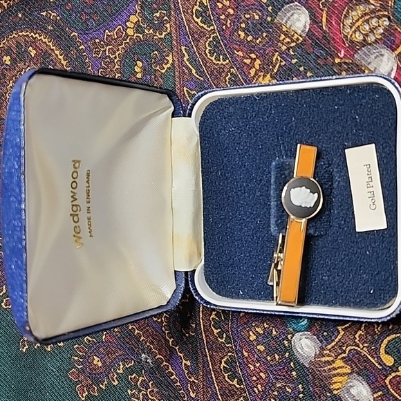 Vintage Wedgwood white/black Jasperware Tie clip 14k Gold Plated - Picture 2 of 5